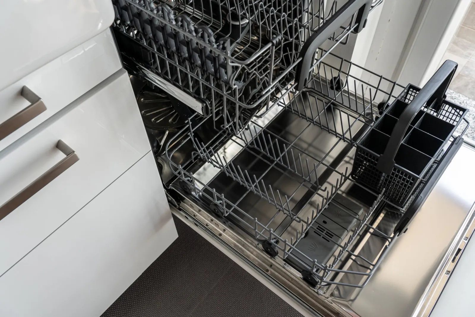 intérieur de cuisine avec lave-vaisselle