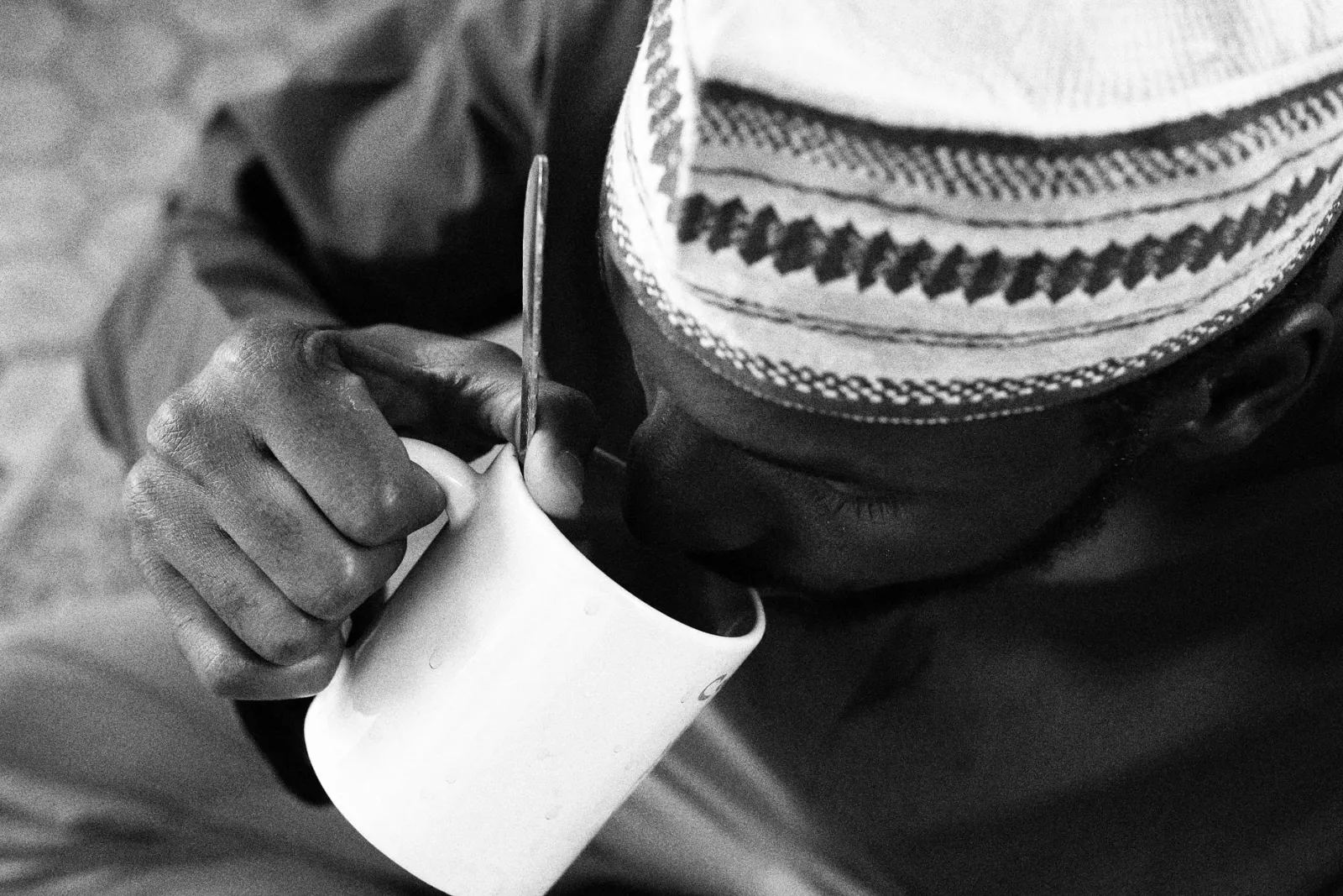 homme buvant du café