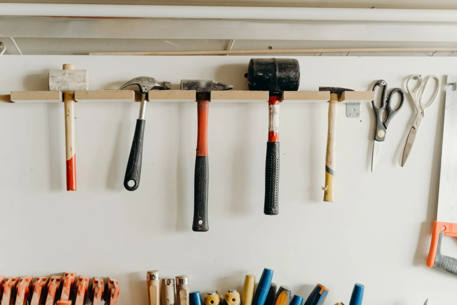 étagères d'atelier organisées